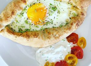 Una foto de Khachapuri con huevo