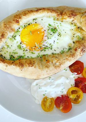 Una foto de Khachapuri con huevo