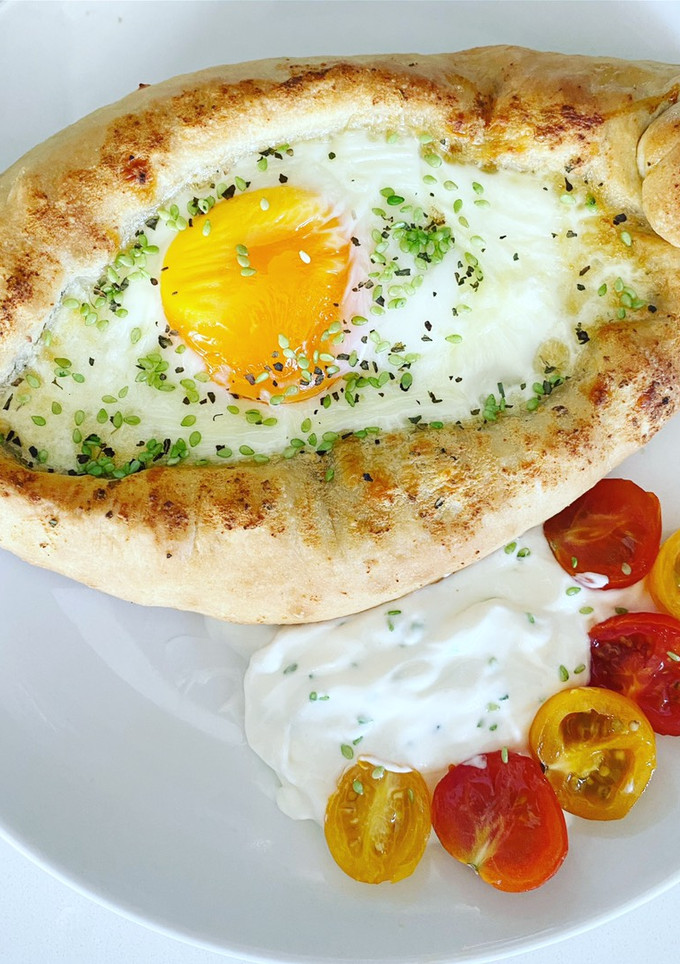 Una foto de Khachapuri con huevo