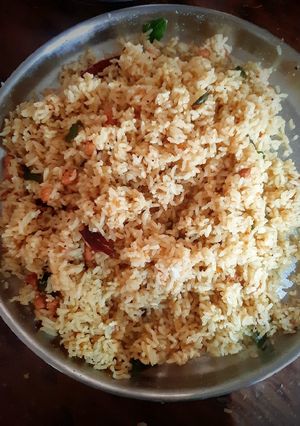 A picture of Chintapandu pulihora / tamarind rice Andhra style.