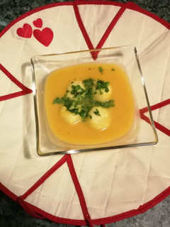 Zöldségkrémleves burgonyagombóccal 🍜 recept fotója