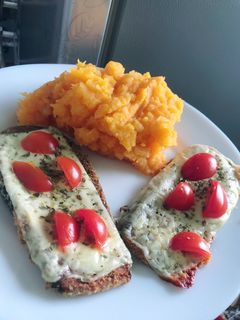 Una foto de Milanesas de berenjena con puré de calabacín al horno y papas 🥔 🍆