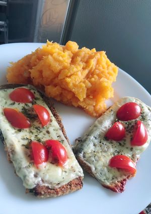 Una foto de Milanesas de berenjena con puré de calabacín al horno y papas 🥔 🍆