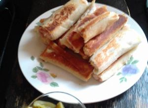 Una foto de Rollos fritos de pan blanco de caja con jamon y queso