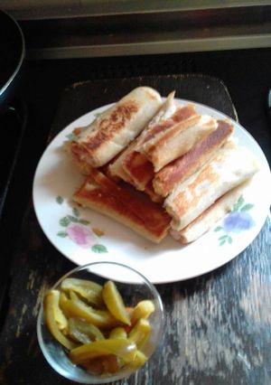 Una foto de Rollos fritos de pan blanco de caja con jamon y queso