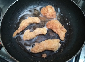 Una foto de Pollo apanado con sémola