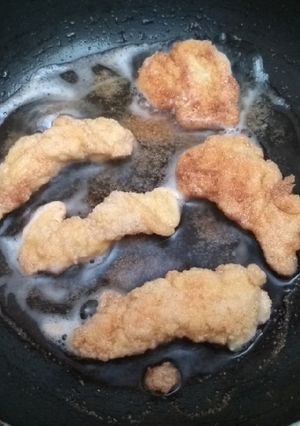 Una foto de Pollo apanado con sémola