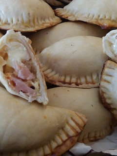 Una foto de Empanadas de jamón y queso