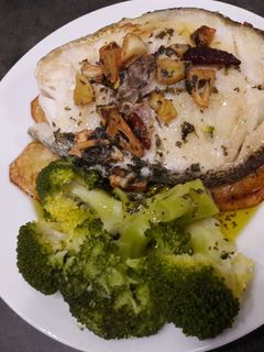 Una foto de Bacalao skrei frito con guarnición