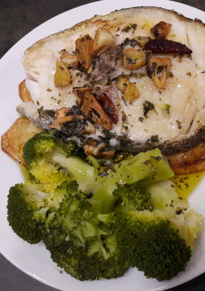 Una foto de Bacalao skrei frito con guarnición