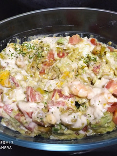 Una foto de Ensalada de aguacate con langostinos😋