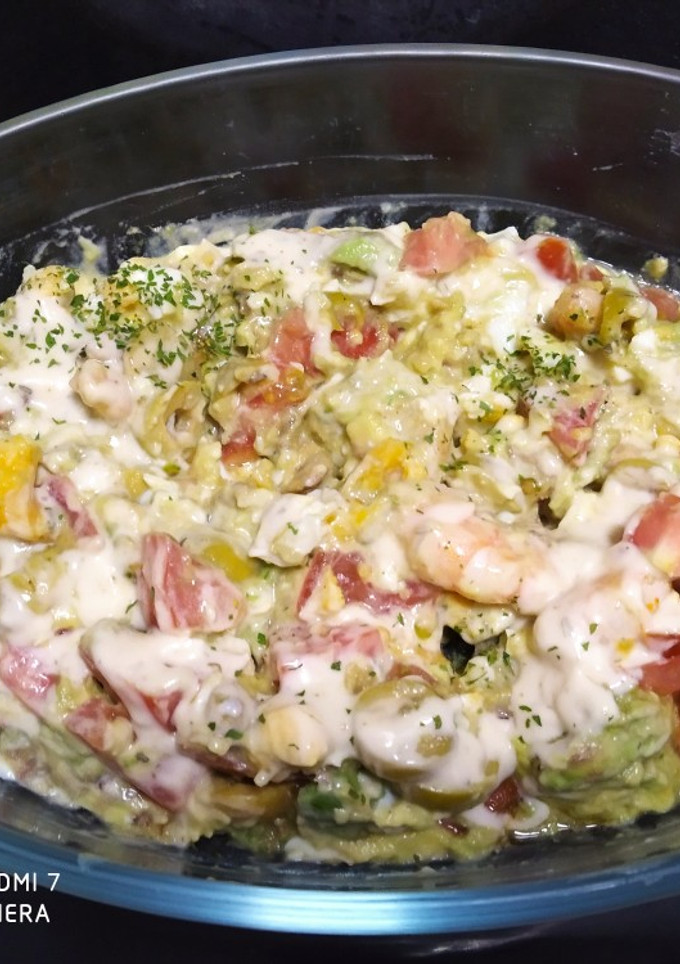 Una foto de Ensalada de aguacate con langostinos😋