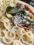 Pasta vegana con salteado de morrón, champiñones y zanahoria