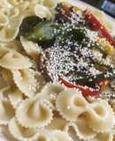 Pasta vegana con salteado de morrón, champiñones y zanahoria
