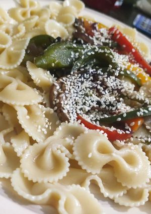 Una foto de Pasta vegana con salteado de morrón, champiñones y zanahoria