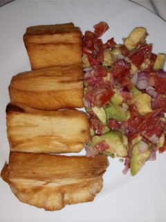 A picture of Deep-fried cassava served with kachumbari.