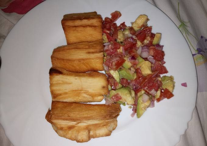 Deep-fried cassava served with kachumbari