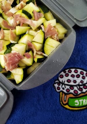 Una foto de Calabacín con jamón serrano en el microondas