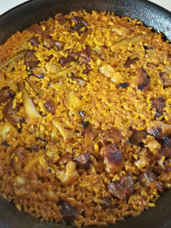 Una foto de Arroz con carne, coliflor y ajetes