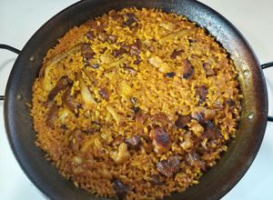 Una foto de Arroz con carne, coliflor y ajetes