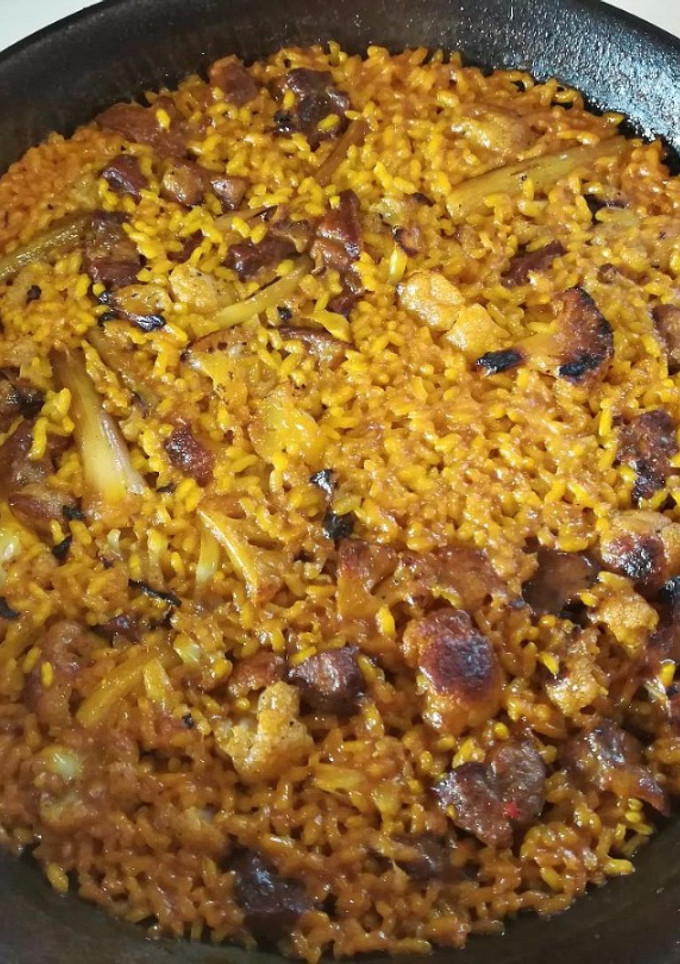 Una foto de Arroz con carne, coliflor y ajetes