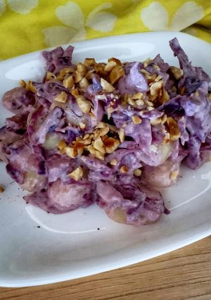 Foto di Gnocchi di patate con cavolo viola e nocciole tostate