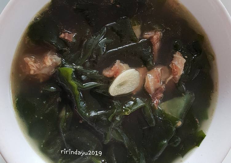 Sup Rumput Laut (Miyeok Guk)
