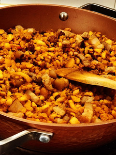 Una foto de Sartén de migas con huevo frito 🍳
