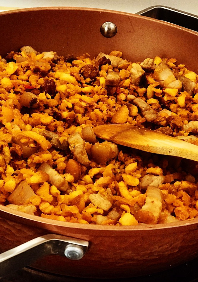 Una foto de Sartén de migas con huevo frito 🍳