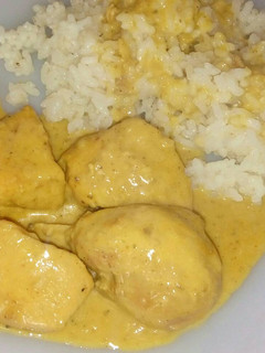 Una foto de Pollo al curry con arroz