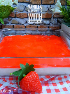Foto resep Vanilla Panna Cotta with Strawberry Jam