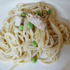 A picture of Spaghetti with peas, chicken cream sauce.