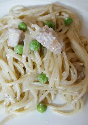 A picture of Spaghetti with peas, chicken cream sauce.