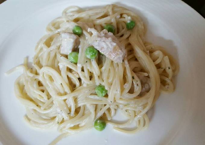 Spaghetti with peas, chicken cream sauce