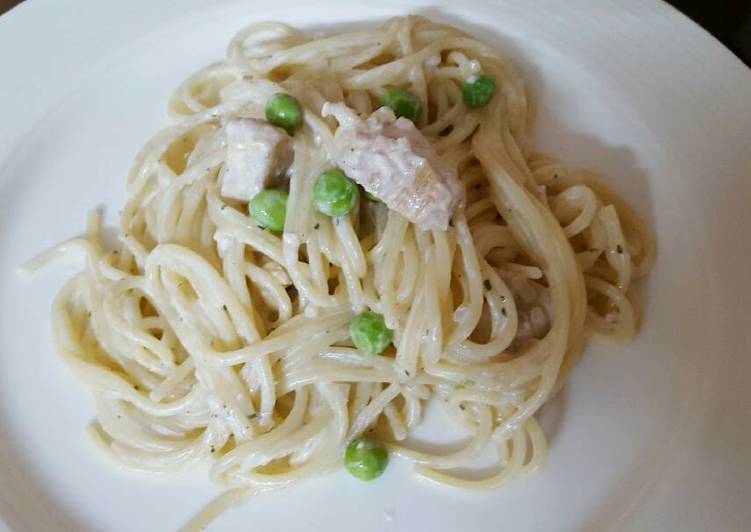 Recipe of Homemade Spaghetti with peas, chicken cream sauce