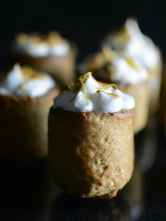 Una foto de Timbal de galleta rellena con crema pastelera