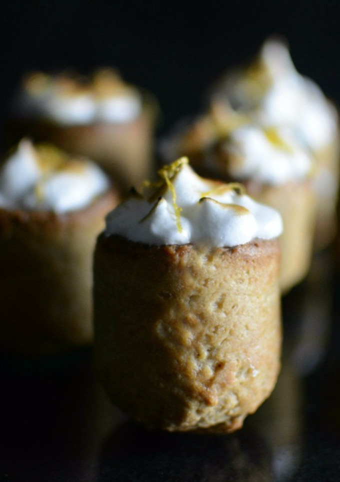 Una foto de Timbal de galleta rellena con crema pastelera