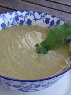 Una foto de Sopa fría de brécol con calabacines