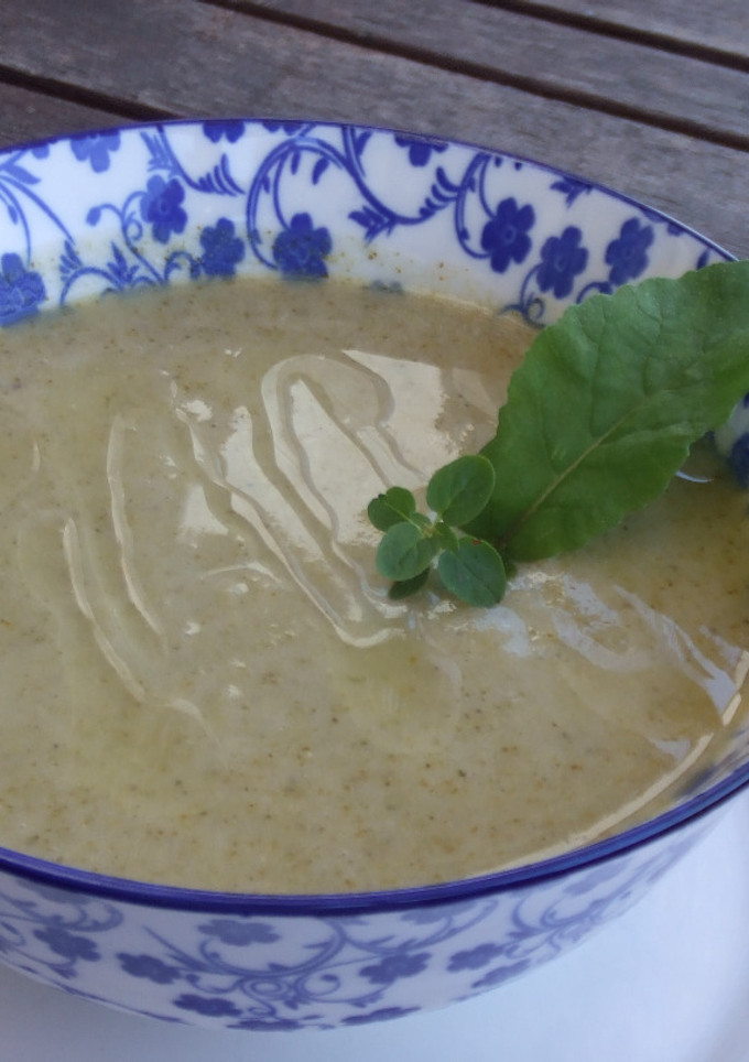 Una foto de Sopa fría de brécol con calabacines