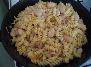 Una foto de Rico plato de fideos con porotos