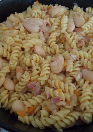 Una foto de Rico plato de fideos con porotos