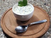 Una foto de ensalada con yogur