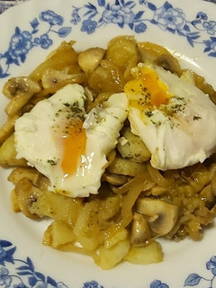 Una foto de Patatas, champiñones y huevos flor
