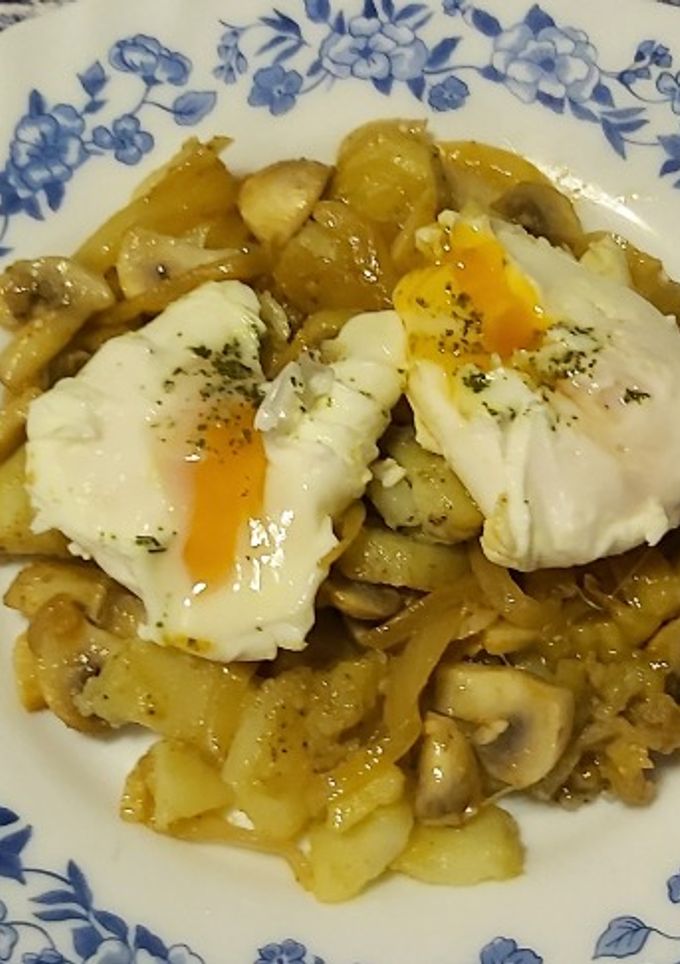 Una foto de Patatas, champiñones y huevos flor