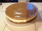 Una foto de cheesecake con membrillo
