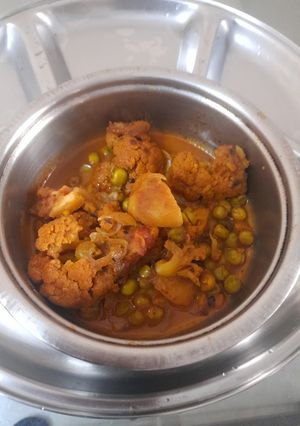 আলু ফুলকপির ডালনা(aloo fulkopir dalna recipe in Bengali) রেসিপির প্রধান ছবি