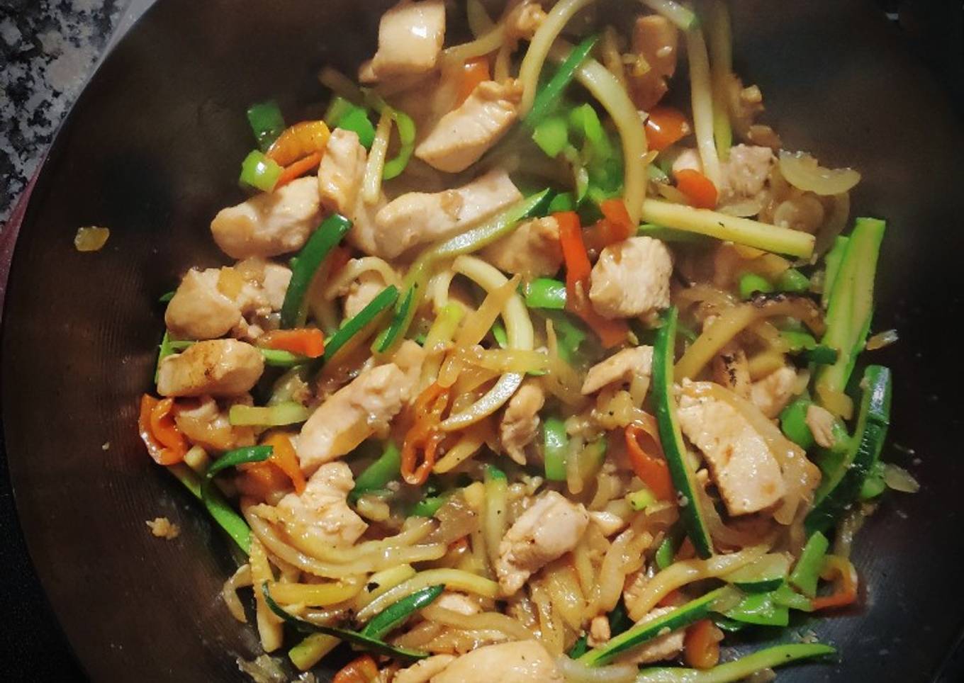 Wok de pollo y verduras