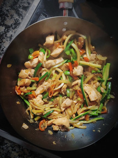 Una foto de Wok de pollo y verduras