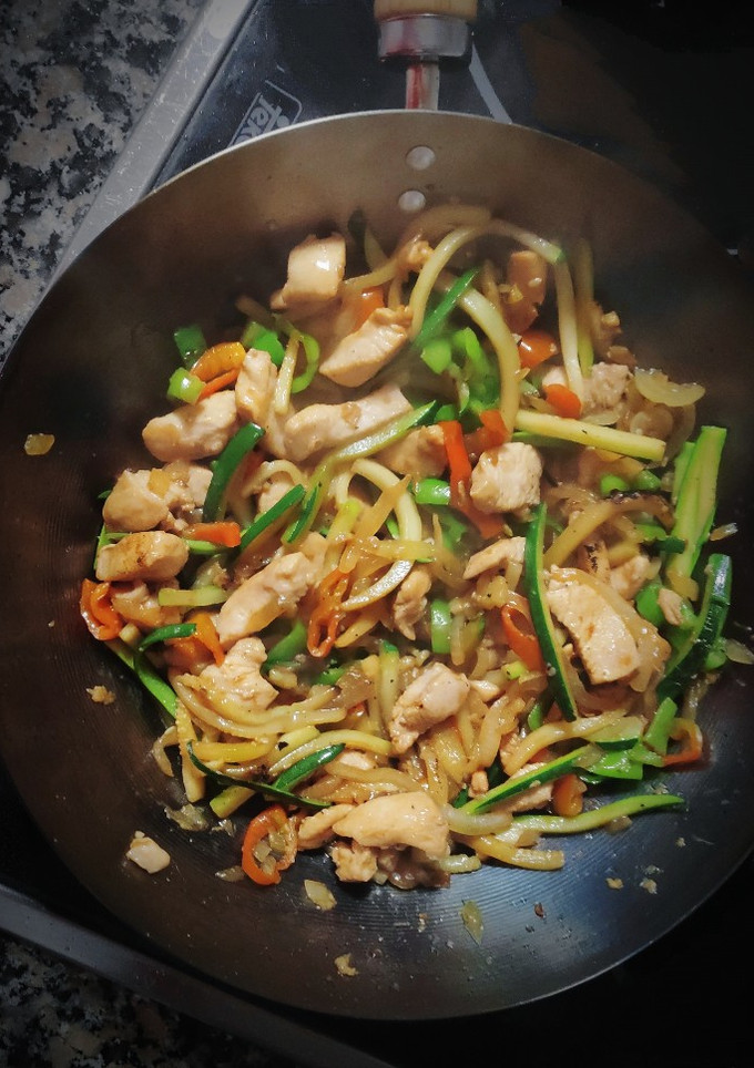 Una foto de Wok de pollo y verduras