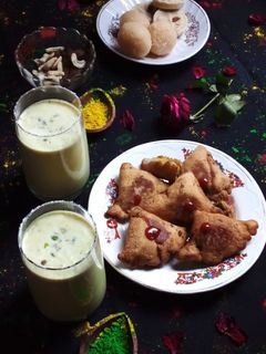ড্রাইফ্রুট ঠান্ডাই ও ক্রিসপি সমোসা (Dry fruits thandai crispy samosa recpe in Bengali) রেসিপির প্রধান ছবি